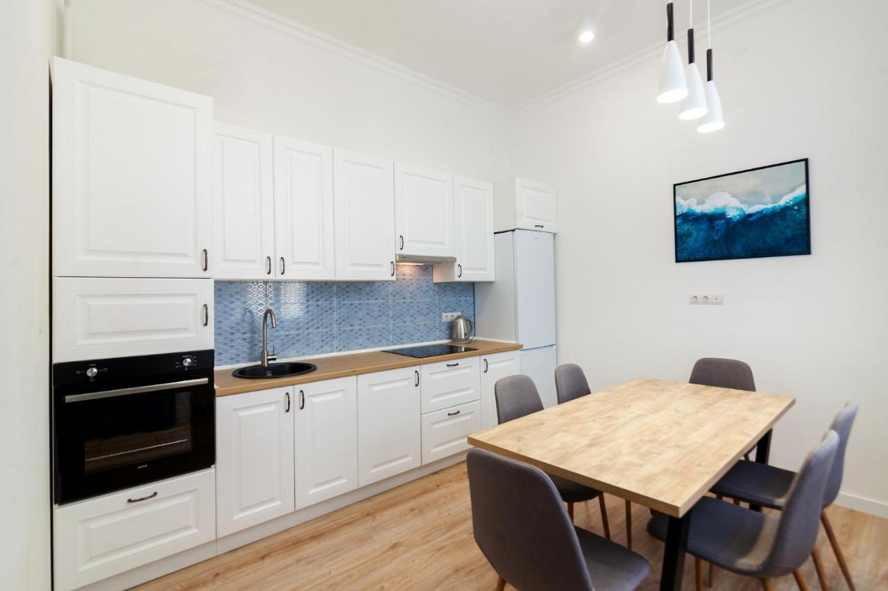Leogrand Three Bedrooms Vip Apartments On Kniazia Romana 12 Lviv Luaran gambar